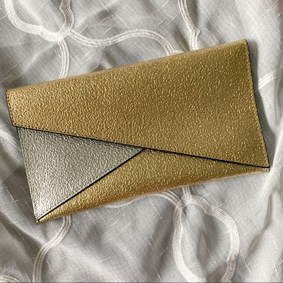 Handbags - 💕 4 for $20 Silver + Gold Clutch